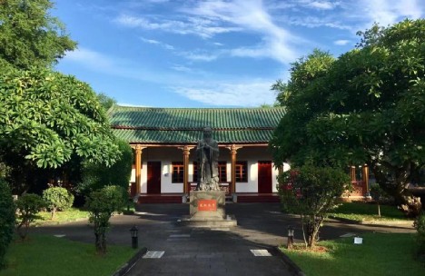 凤栖堂建筑外观,绿瓦与朱柱