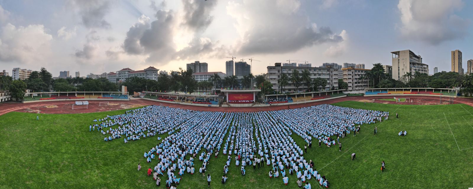 校庆大会现场全景